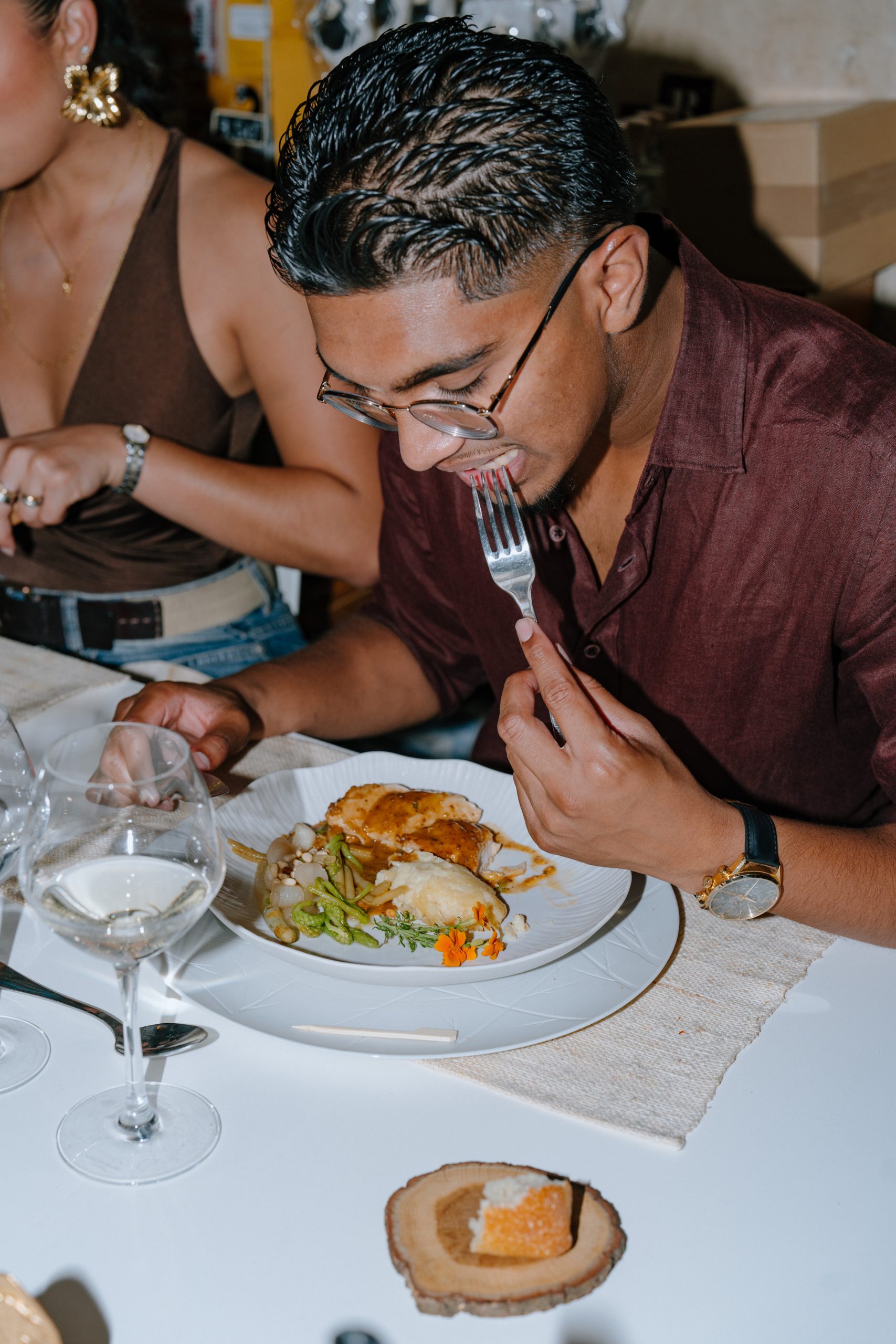 Un convive découvre une assiette préparée pour le dîner