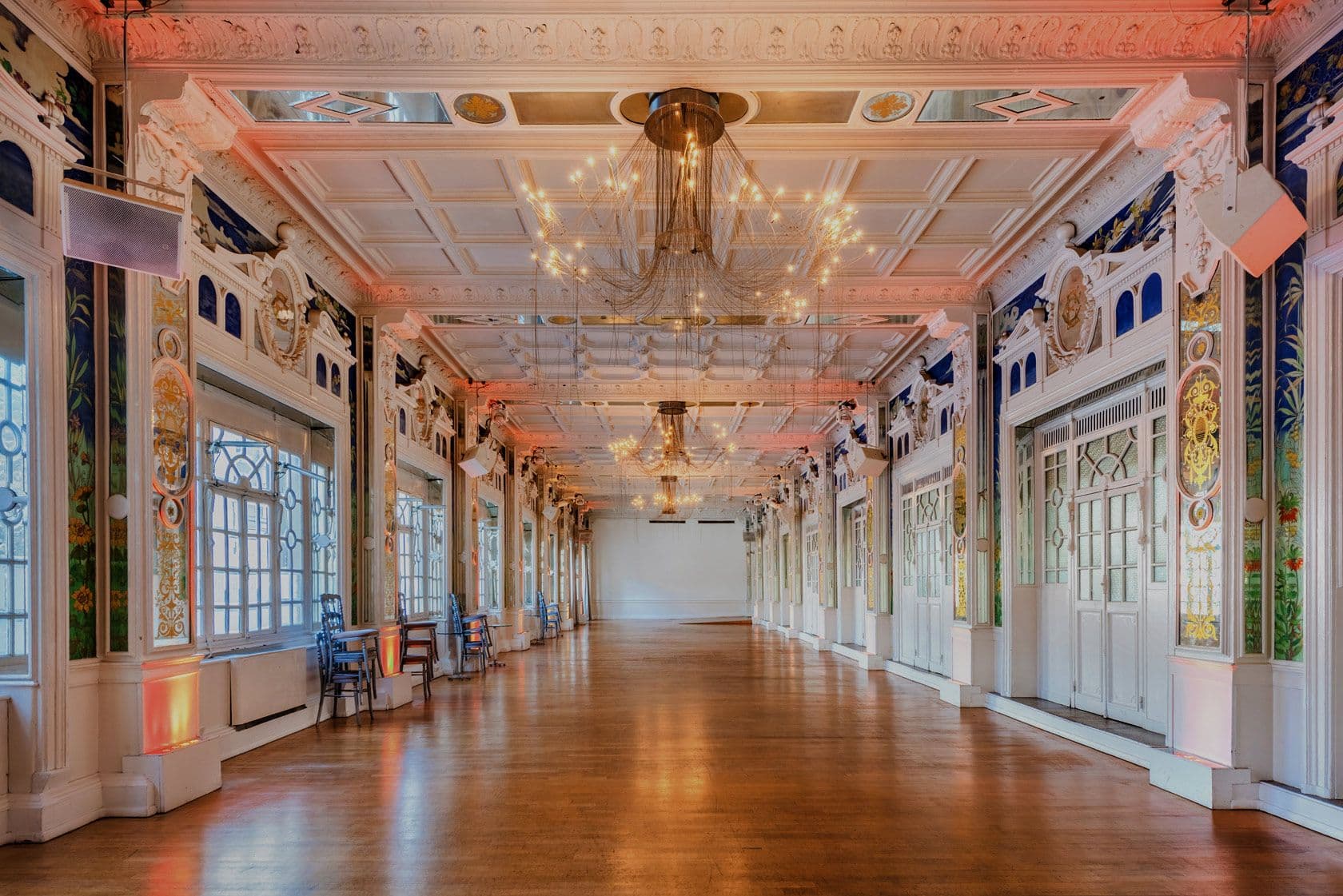 La galerie lumineuse et les miroirs d’époque du Salon des Miroirs à Paris